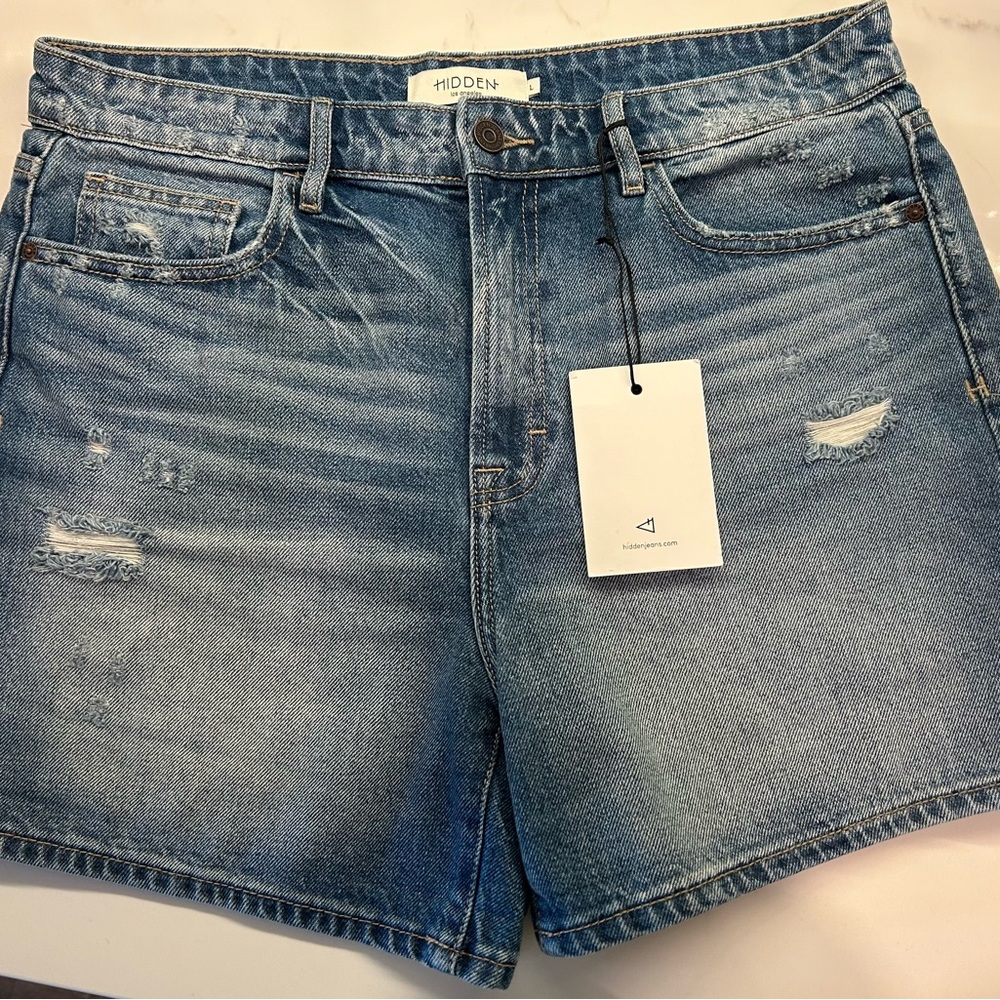 NWT! Vici Hidden Distressed Shorts